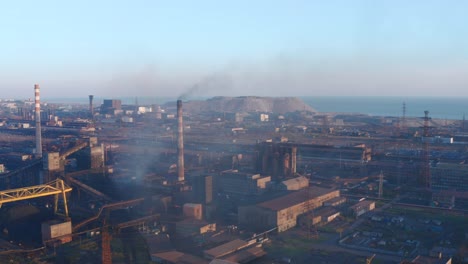 Planta-metalúrgica-por-la-noche.-Vista-aérea