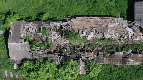 El-mejor-vuelo-de-drones-sobre-la-granja-destruida