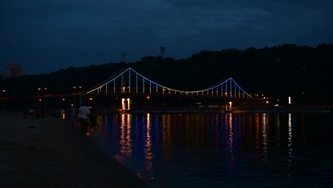 Kiev-pedalastrian-puente-iluminación-en-el-río-Dnipro-reflexión-Ucrania-viaje