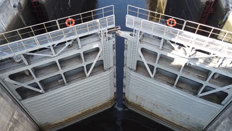 Das-Tor-tor-öffnet-sich,-um-das-Schiff-passieren-zu-lassen.-Tor-der-Kiewer-Wasserkraftstation.