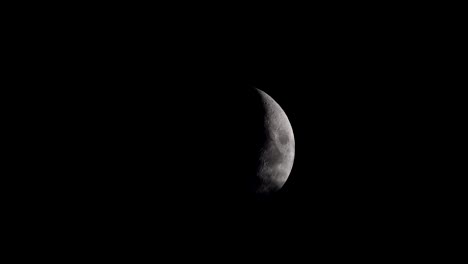 Mond-verschwindet-hinter-den-Wolken-am-dunklen-Nachthimmel