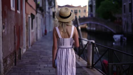 Revaloración-positiva-de-las-mujeres-durante-el-fin-de-semana-de-verano-italiano-en-Venecia