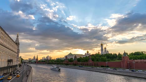 Moscú-Rusia-lapso-de-tiempo-4K,-horizonte-de-la-ciudad-al-atardecer-timelapse-en-el-Kremlin-Palace-Plaza-Roja-y-río-Moscú