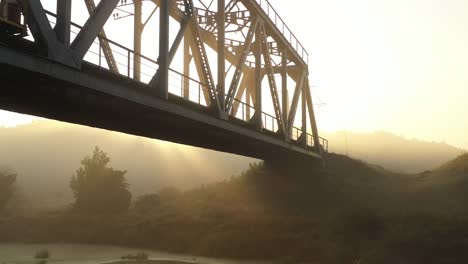 Eiserne-Eisenbahnbrücke-im-Morgengrauen-im-Nebel