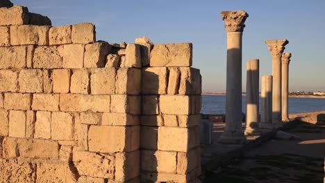 Ruinas-de-la-basílica-de-Chersoneso,-antigua-ciudad-griega-cerca-de-la-moderna-Sebastopol.-Atardecer-de-otoño.-Patrimonio-de-la-Humanidad-de-la-UNESCO.-Crimea,-Rusia.