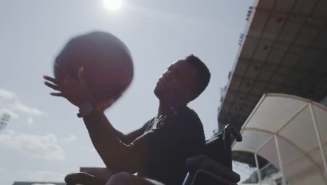 Atleta-en-silla-de-ruedas-y-entrenador-lanzando-pelota-de-medicina