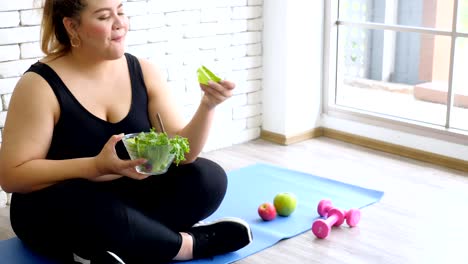 Feliz-mujer-de-gran-construcción-disfrutar-de-comer-alimentos-saludables