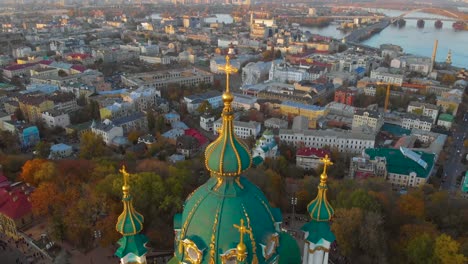 Drone-sobrevolando-la-Iglesia-de-San-Andrés-al-atardecer