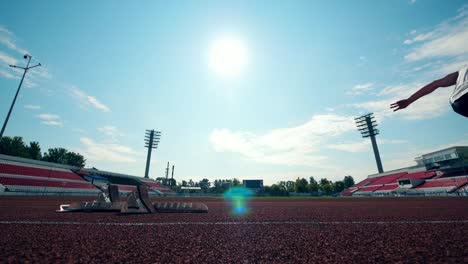 Athlete-with-a-leg-substitute-starts-running