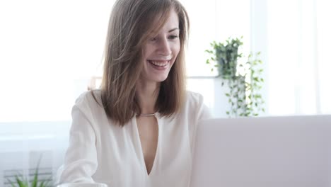 Geschäftsfrau-genießt-ihre-Arbeit-auf-Büro-Laptop