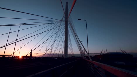 Big-Cable-stayed-Bridge-in-den-Strahlen-des-warmen-Abendsonnenuntergangs