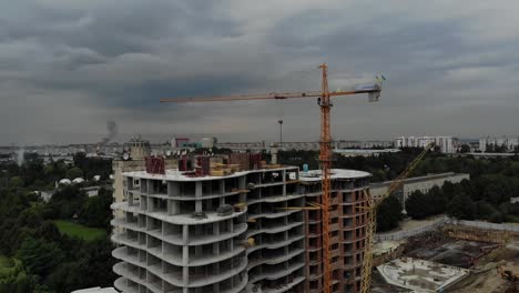 Toma-aérea-de-la-construcción-de-casa-residencial.-Torre-de-construcción-crain-de-pie-junto-a-la-casa.-4K