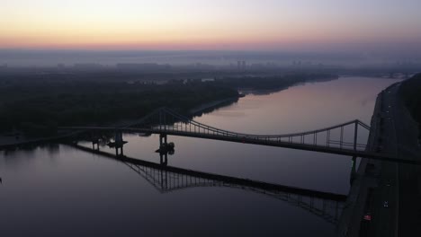 Día-sobre-el-río-Dnieper-en-Kiev.-Hermoso-amanecer-sobre-la-plaza-Postal-en-Kiev.-Vídeo-de-Kiev-en-el-río-Dnieper.-Rayo-solar.-Fotografía-aérea-de-principios-de-Kiev