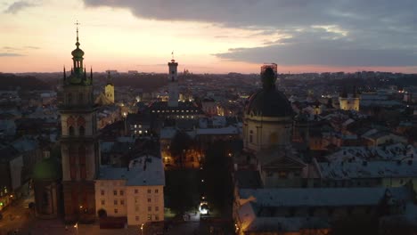 vuelo-por-encima-de-los-tejados-al-atardecer.-antigua-ciudad-europea.-Ucrania-Lviv