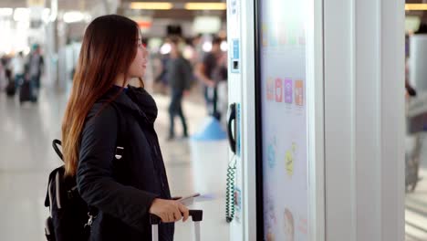 Junge-Reisende-Touchscreen-auf-Monitor-Suchinformationen-am-Flughafen