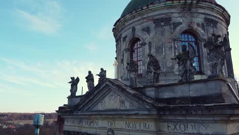 Iglesia-Católica-Romana-Aerial,-Ucrania