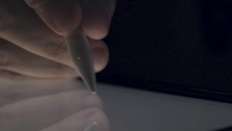 4K-Video-Hand-verwenden-Stift-Stift-berühren-und-zeichnen-auf-Tablet-Bildschirm-Mock-up-mit-Licht.