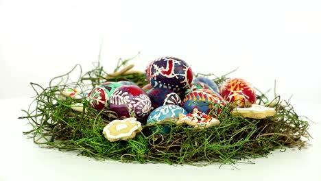 Nest-mit-bemalten-Eier-für-Ostern