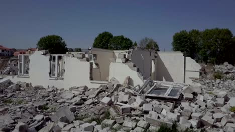 Ruinas-de-una-pequeña-casa-blanca-situada-en-el-pueblo