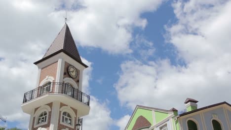 Kapelle-mit-Wolken-im-Hintergrund