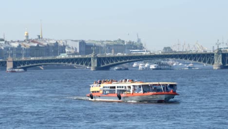 Tourenboot-bewegt-sich-auf-der-Newa-auf-Stadt-Hintergrund-im-Sommer---St.-Petersburg,-Russland