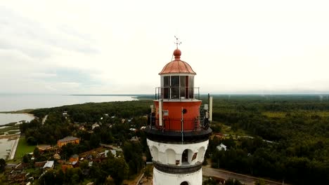 Alter-Leuchtturm-an-der-Küste