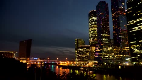 Business-Center-am-Ufer-Flusses-in-der-Nacht