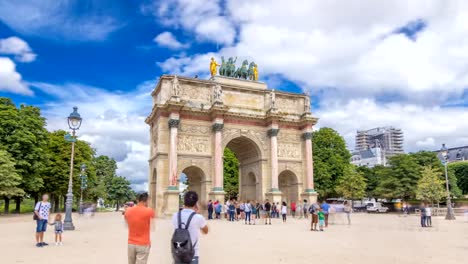 Timelapse-de-arco-triunfal-hyperlapse-en-jardines-de-las-Tullerías-en-París,-Francia