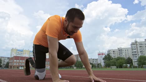 Con-discapacidad-atleta-superar-dolor-de-músculo-mientras-se-ejecuta-en-el-estadio