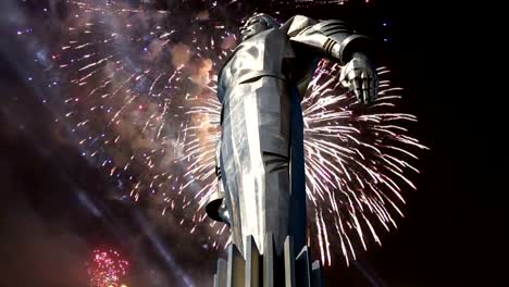 Feuerwerk-über-dem-Denkmal-für-Yuri-Gagarin-(42,5-Meter-hohen-Sockel-und-Statue),-der-erste-Mensch-im-Weltraum-zu-reisen.-Es-befindet-sich-am-Leninsky-Prospekt-in-Moskau,-Russland.-Der-Sockel-ist-so-konzipiert,-erinnert-an-eine-Rakete-Auspuff