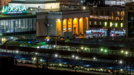 Am-Abend-Draufsicht-der-drei-Bahn-Stationen-Nacht-Zeitraffer-am-Komsomolskaja-Platz-in-Moskau,-Russland