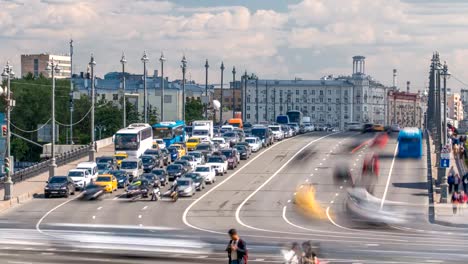 Tráfico-de-coches-en-puente-de-piedra-de-gran-timelapse.-Bolshoy-kamenniy-puente