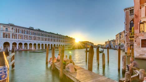 Visión-del-mercado-de-Rialto-desierta-en-timelapse-atardecer,-visto-desde-el-muelle-a-través-del-Gran-Canal-de-Venecia,-Italia