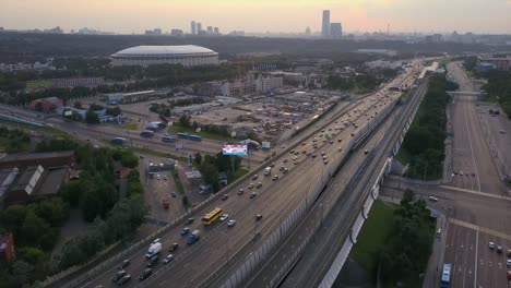 Rusia-al-atardecer-cielo-Moscú-tráfico-anillo-luzniki-stadium-aérea-panorama-4k