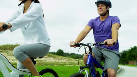 Pareja-hombre-mujer-asiática-China-ejercicios-bicicletas-juntos