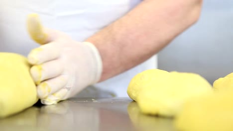 chef-pastelero-manos-preparando-la-masa-para-las-palomas-de-la-torta-de-Pascua