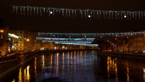 Ve-en-el-río-Fontanka,-en-la-noche-del-puente-Anichkov.