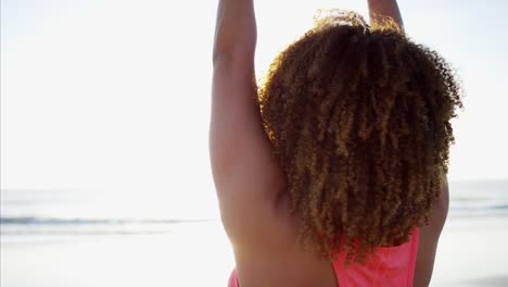 African-American-Frauen-Fitness-Training-mit-Gewichten-Muskelaufbau