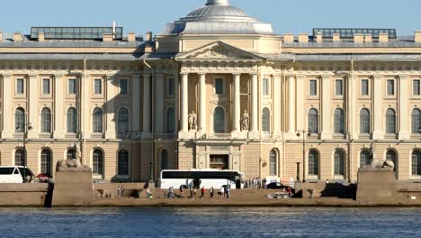 Schließen-Sie-Aufnahme-an-der-Kunstakademie-und-Ufer-der-Newa---St.-Petersburg,-Russland