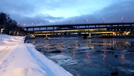 Moskwa,-Luzhnetskaya-Brücke-(Metro)-an-einem-Winterabend.-Moskau,-Russland