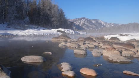 Lugar-de-cantos-rodados-en-las-aguas-del-río-Katun-en-lagos-de-Altai