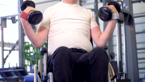 Para-discapacitados,-hombre-trenes-para-músculos-recuperando-en-un-gimnasio.