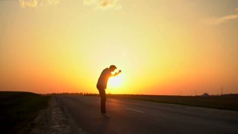 Der-Mann-ist-glücklich-bei-Sonnenuntergang.-Slow-motion