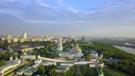 Vista-aérea-del-monasterio-de-Kiev-Pechersk-Lavra-ucraniano-ortodoxo