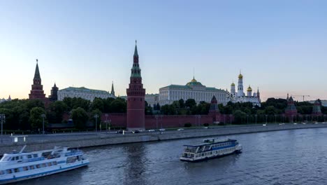 Moskauer-Kreml-und-Moskwa-bei-Sommer-Sonnenuntergang