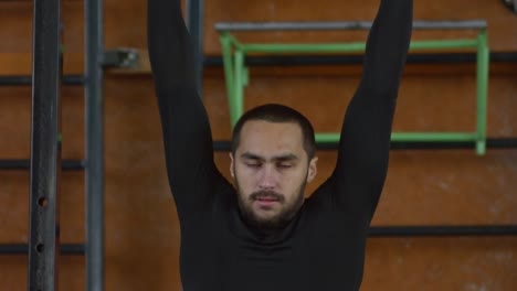 Strong-Sportsman-with-Prosthetic-Leg-Doing-Pull-Ups