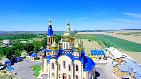 Vista-de-monasterio-ortodoxo-del-aire-de-Ucrania