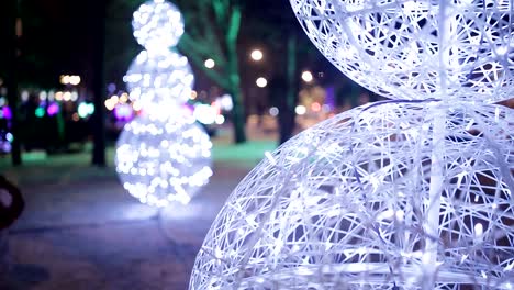 Navidad,-tiempo-de-año-nuevo-en-calles-de-la-ciudad,-decorado-e-iluminado.