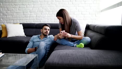 Pareja-adicta-a-las-redes-sociales-uso-de-teléfonos