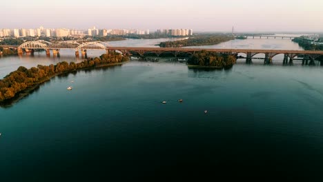 Luftaufnahme-der-Stadt-Kiew,-Ukraine.-Dnjepr-mit-Brücken.-Darnitskiy-Brücke.-Poznyaki-Bezirk-im-Hintergrund